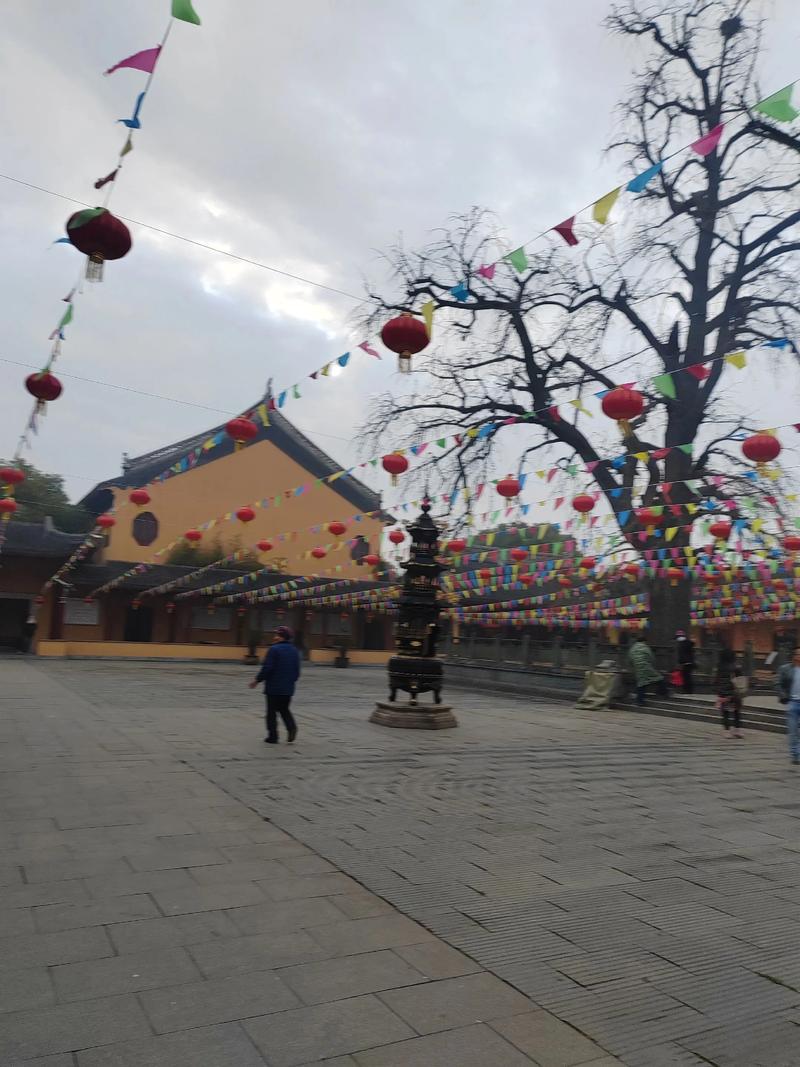 梦到周围全是水是怎么回事 女人梦见周围全是水有什么预兆 梦到周围全是水是怎么回事 女人梦见周围全是水有什么预兆